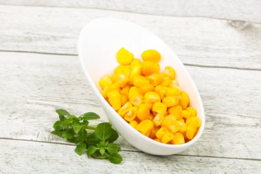 Genç tatlı mısır kasesinde