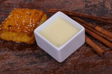 Kasede yoğunlaştırılmış süt ve günah çubukları ve hamur işi.