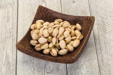 Fıstık ezmesi kabın içinde.