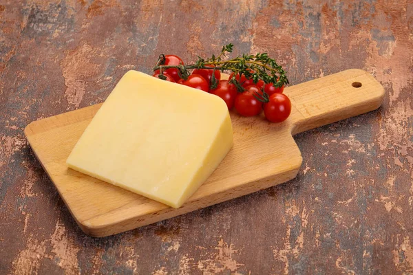 Pieza Queso Parmesano Duro Sobre Fondo Madera —  Fotos de Stock