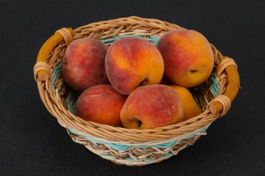 Tahta sepetteki olgun şeftali yığını