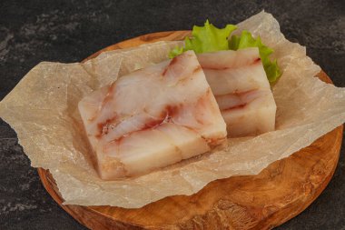 Pişirmek için çiğ balık filetosu.