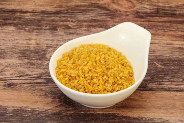 Vejetaryen mutfağı. Kasede pişirmek için kuru bulgur.