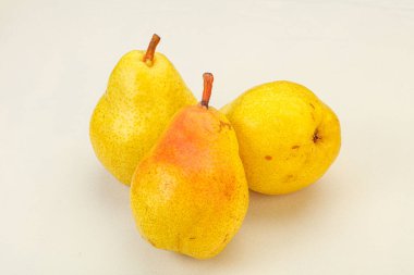 Arka planda taze sarı armut