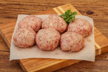 Yemek pişirmek için çiğ hindi köftesi.