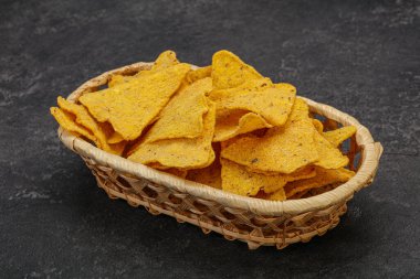 Meksika mısır cipsi üçgen yığını.