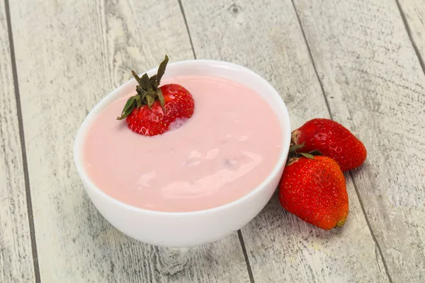 Yogurt Latte Con Fragola Nella Ciotola — Foto Stock