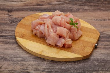 Pişirmek için çiğ tavuk göğsü.