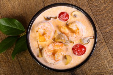 Karidesli geleneksel Tom Yam çorbası.