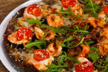 Karides ve roka ile pizza.