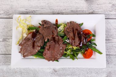 Yeşil fasulye ve kiraz domatesli biftek salatası.