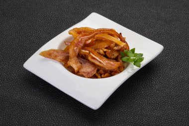 Kasede domuz kulağı var.