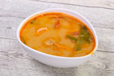 Karidesli ünlü Tayland Tom Yam çorbası.
