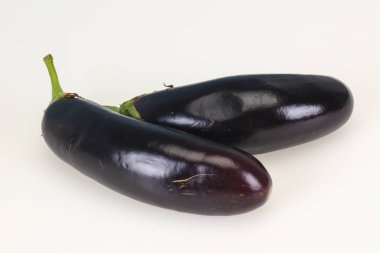 Beyaz arkaplanda izole edilmiş olgun patlıcan