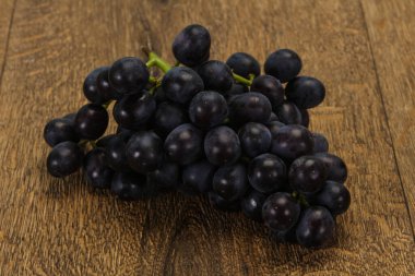 Taze taze tatlı kırmızı üzüm dalında