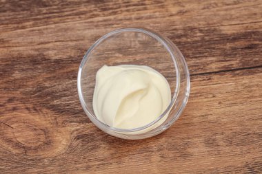 Süt ekşi krema kasede