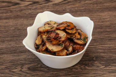 Kavrulmuş şampiyon, kasede otlar ve baharatlar var.