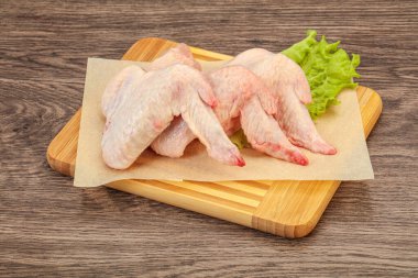 Çiğ tavuk kanatları pişmeye hazır.