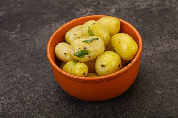 Junge Salzkartoffeln Der Schüssel Serviert Zwiebeln — Stockfoto