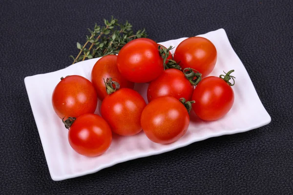 Pomidor Wiśniowy Misce Podał Gałąź Tymianku — Zdjęcie stockowe