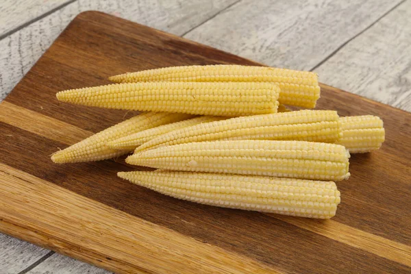 Maíz Crudo Bebé Sobre Tablero Madera — Foto de Stock