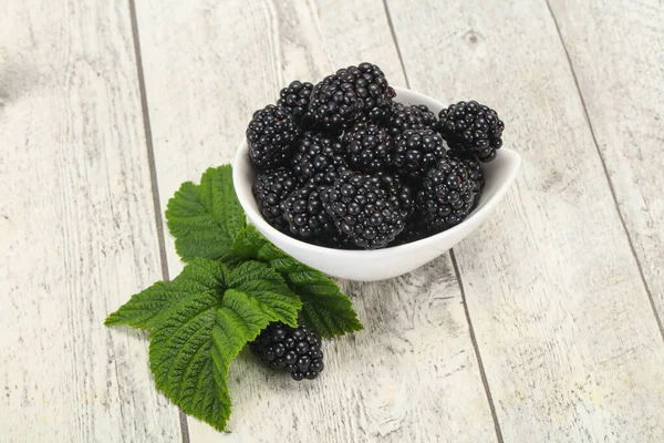 Сладкий Вкусный Спелый Blackberry Кучу Листом — стоковое фото