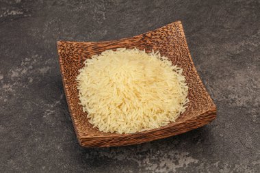Tabakta çiğ Hint basmati pilavı