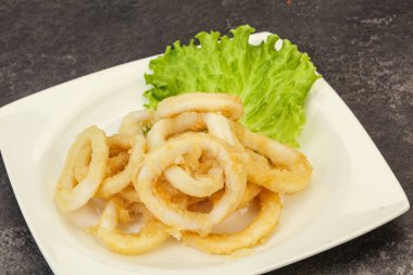 Kavrulmuş kalamar halkaları ve kasede salata.