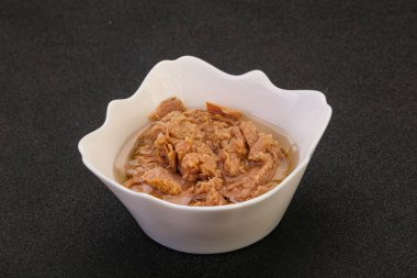 Salata için konserve ton balığı filetosu.