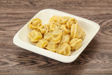 Et ve baharatlı Rus geleneksel hamur tatlısı.