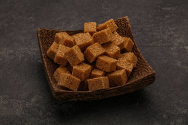 Kahverengi baston şeker yavruları kasede