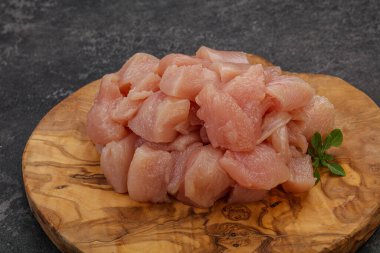 Pişirmek için çiğ tavuk göğsü.