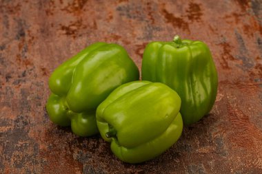 Yeşil tatlı dolmalık biber yığını 