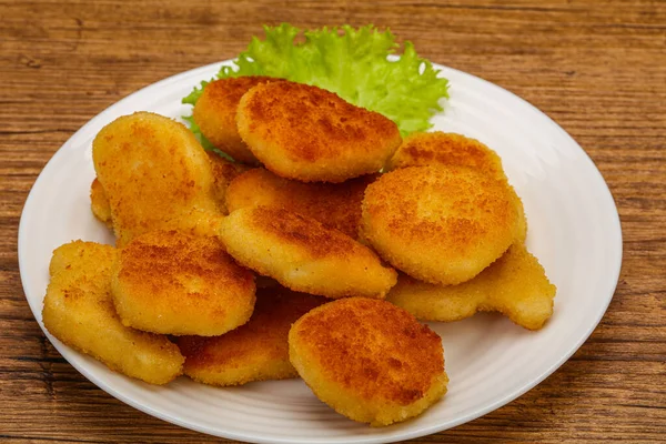 Gefrituurde Smakelijke Kip Nuggets Geserveerd Salade Bladeren — Stockfoto