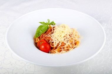 Bolognese makarna fesleğen yaprakları ile