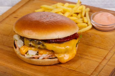 Burger sığır eti, peynir, domates, salatalık ve buzdağı salatası turşusu