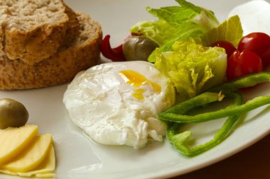 Ekmek ve peynirli Benedict yumurtası zeytin servis edildi.