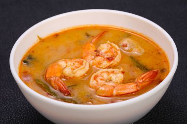 Karidesli ünlü Tayland Tom Yam çorbası.