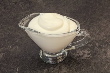 Süt ekşi krema kasede
