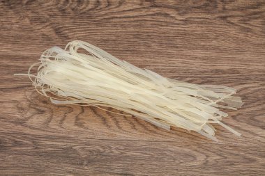 Kuru pirinç eriştesi pişirmeye hazır.