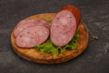 Baharatlı ve otlu füme jambon.