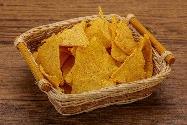 Meksika mısır cipsi üçgen yığını.