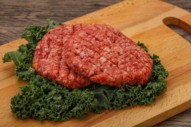 Izgara için çiğ sığır eti pirzolası.