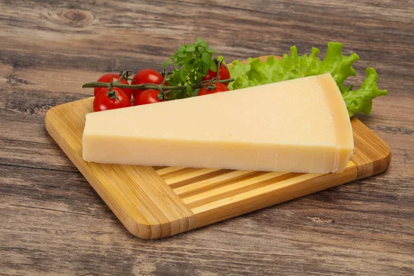 Triângulo Queijo Parmesão Tradicional Italiano Servido Salada — Fotografia de Stock