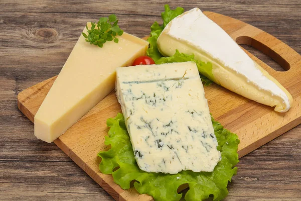 Käsedreieck Mischung Gorgonzola Brie Und Parmesan — Stockfoto