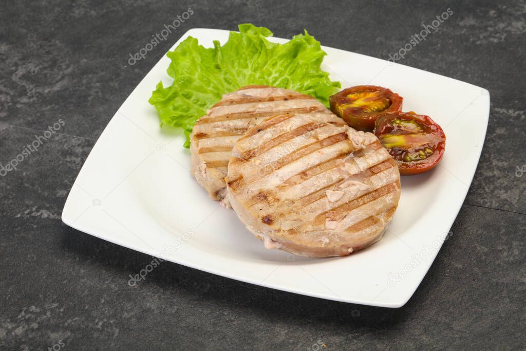 Grilled tuna steak with kumato and salad