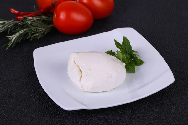 Palla Mozzarella Italiana Servita Con Basilico Pomodori — Foto Stock