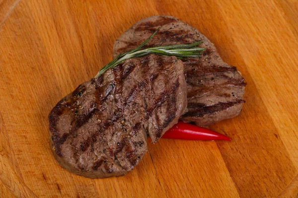 Gegrilltes Filet Mignon Mit Rosmarin Und Chilipfeffer Über Dem Holzhintergrund — Stockfoto