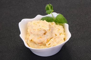 Nane yaprağı servis edilmiş kayısı ile kaymak.