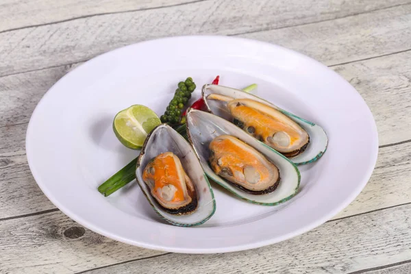 Half Mussels Lime Green Pepper — Stock Photo, Image